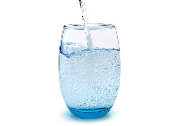 Пийте воду. склянка води 